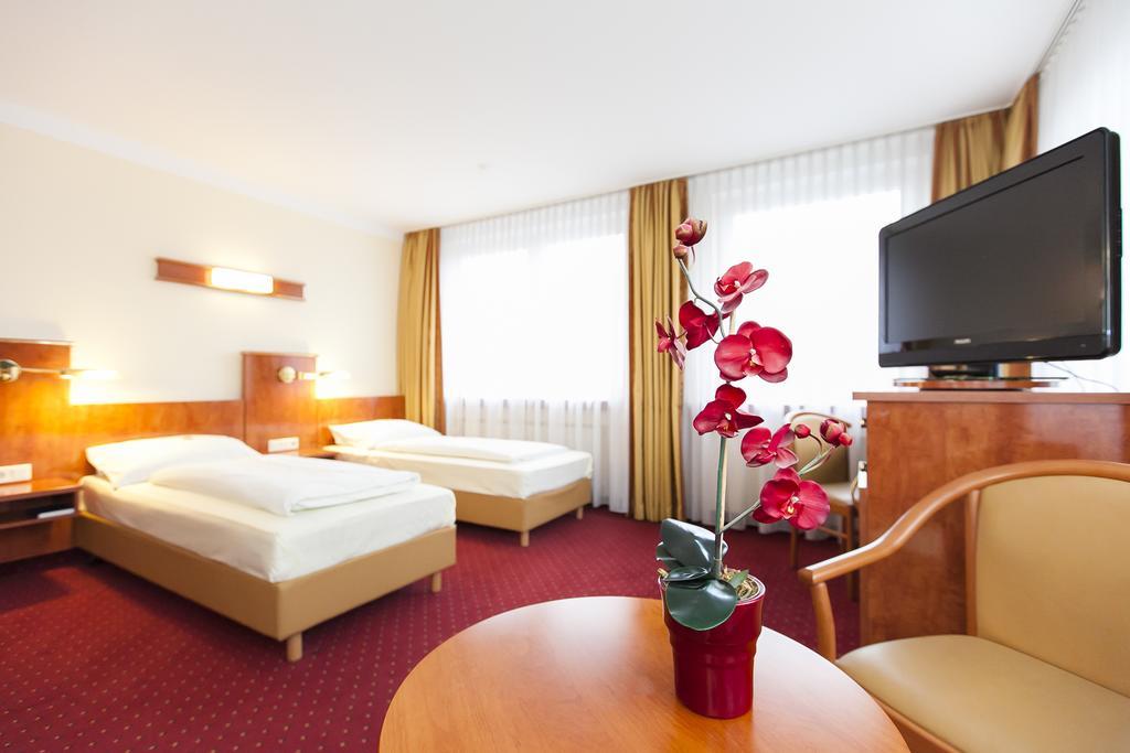 Hotel Am Berliner Platz Лангенфельд Номер фото