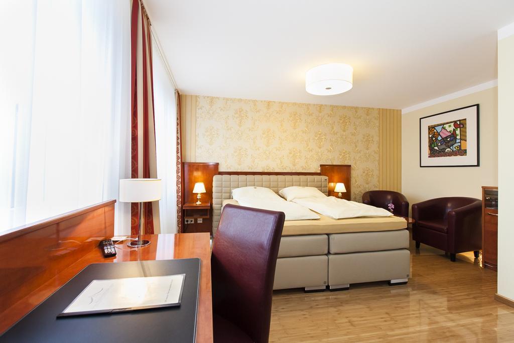 Hotel Am Berliner Platz Лангенфельд Номер фото