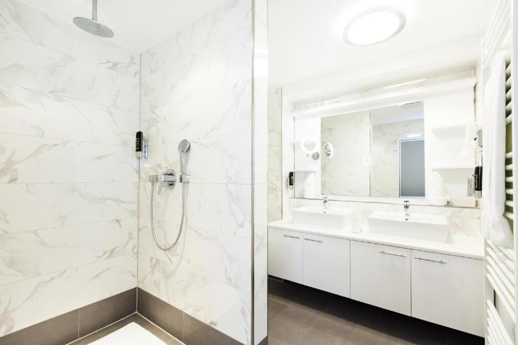 Hotel Am Berliner Platz Лангенфельд Экстерьер фото