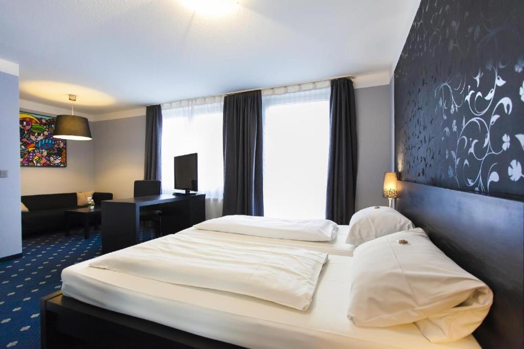 Hotel Am Berliner Platz Лангенфельд Экстерьер фото