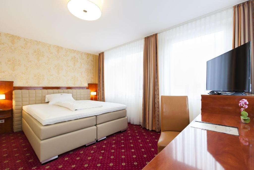 Hotel Am Berliner Platz Лангенфельд Экстерьер фото