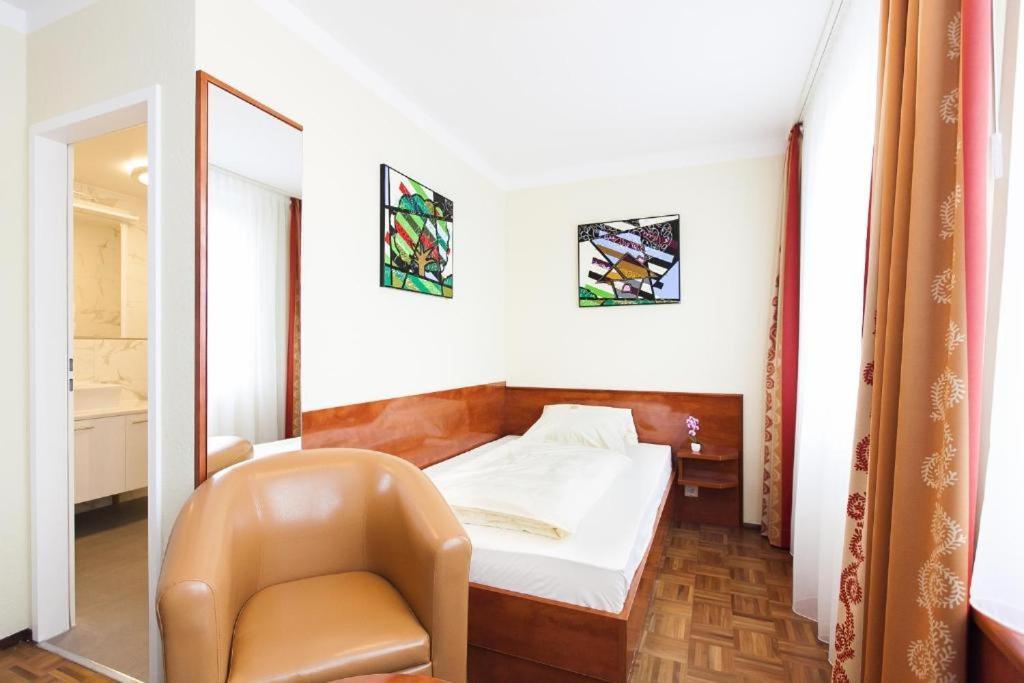 Hotel Am Berliner Platz Лангенфельд Экстерьер фото
