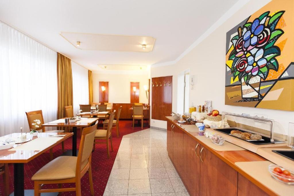Hotel Am Berliner Platz Лангенфельд Экстерьер фото