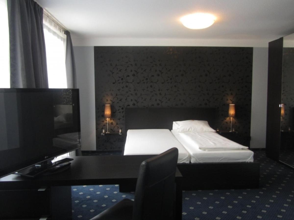 Hotel Am Berliner Platz Лангенфельд Номер фото