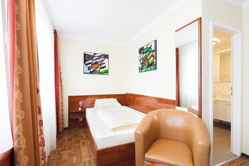 Hotel Am Berliner Platz Лангенфельд Номер фото